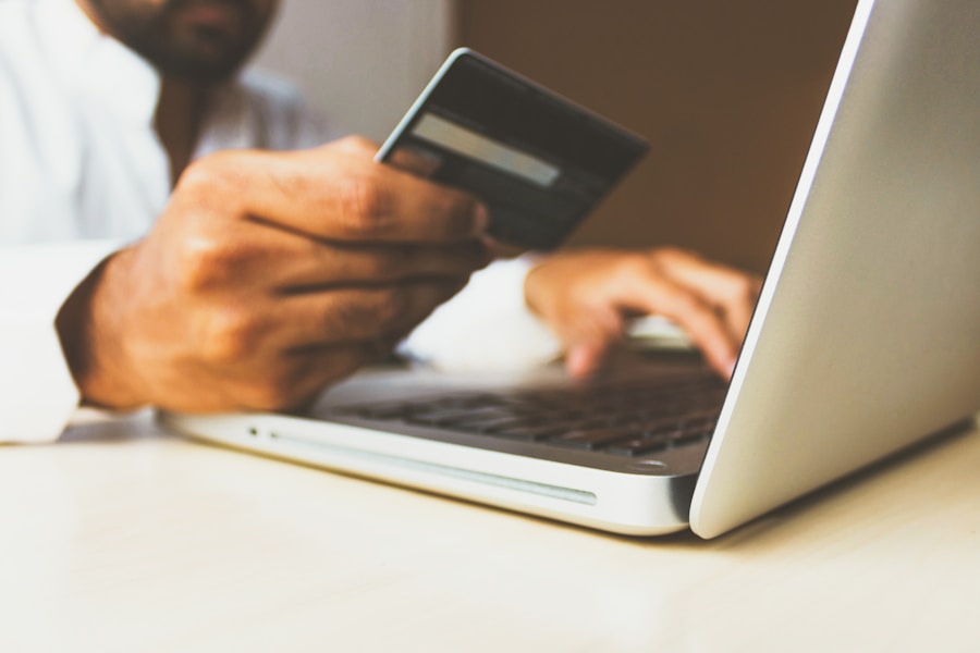 Photo The impact of e-commerce on the business landscape